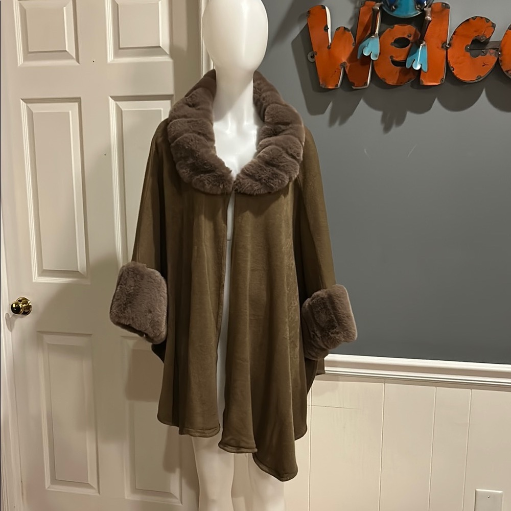 Elegant Brown Cape with Faux Fur Trim